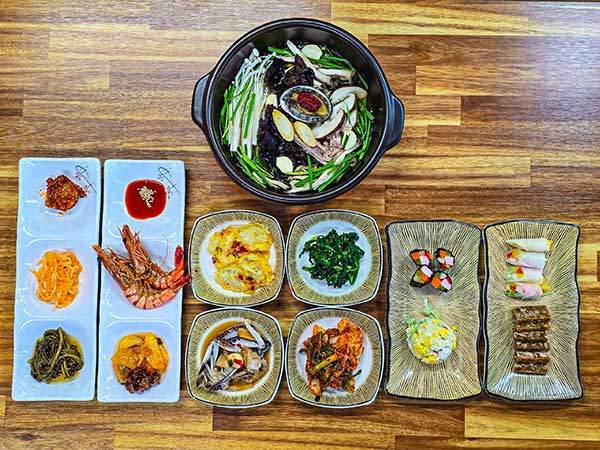 신목마을 종점 '빨강휴게소 식당'의 반계탕 정식. 갖은 약재를 넣은 육수에 전복, 인삼, 대추, 찹쌀을 넣어 끓여낸다. 13가지 반찬을 곁들인 보약 요리다. 1인분 1만5,000원.