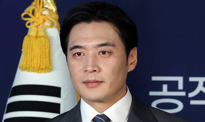 15일 서울 영등포구 더불어민주당 당사에서 열린 더불어민주당 경기도지사 예비경선 합동연설회에서 한준호 의원이 기념사진을 찍고 있다. 연합뉴스