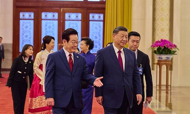 이재명 대통령과 시진핑 중국 국가주석이 지난 1월5일 베이징 인민대회당에서 열린 이 대통령 공식환영식 후 정상회담을 위해 이동하고 있다. 이 대통령은 정상회담에서 한반도 문제 중재 역할을 요청했고, 시 주석은 ‘건설적 역할’을 해나가겠다는 기존 입장을 재확인했다. 연합뉴스