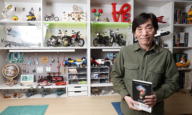 지난 6일 경기 산본 자택에서 박병철 번역가는 그간 번역한 과학도서 중 기억에 남거나 아끼는 책으로 ‘프린키피아’, ‘페르마의 마지막 정리’, ‘파인만의 물리학 강의’ 등을 들었다.&nbsp;군포=남정탁 기자