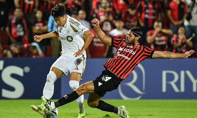 LAFC 손흥민(왼쪽)이 18일 코스타리카 알라후엘라 에스타디오 알레한드로 모레라 소토에서 열린 2026 북중미카리브해축구연맹(CONCACAF) 챔피언스컵 16강 2차전 알라후엘렌세와 원정 경기에서 상대 수비수로부터 거친 태클을 당하고 있다. 알라후엘라=AFP연합뉴스