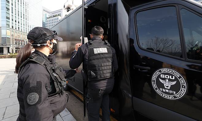 18일 경찰특공대원이 방탄소년단(BTS) 공연에 대비해 서울 종로구 광화문광장 인근에 세워진 안티드론차량에 탑승하고 있다. 연합뉴스