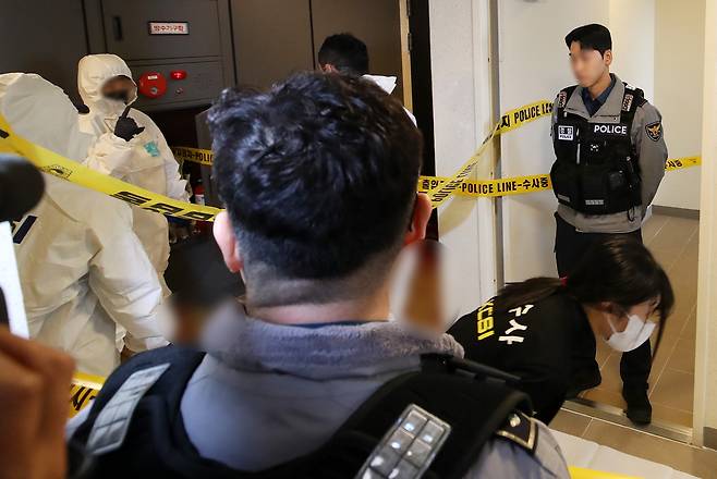 17일 부산 부산진구 한 아파트에서 50대 현직 항공사 기장 A씨가 흉기에 찔려 숨진 채 발견된 가운데 경찰 과학수사대 관계자들이 사건 현장을 조사하고 있다.뉴스1