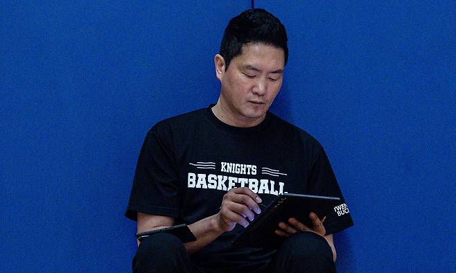 전희철 SK 감독이 17일 마카오에서 가진 동아시아 슈퍼리그(EASL) 6강전 대비 팀 훈련에서 작전을 구상하고 있다. EASL 제공