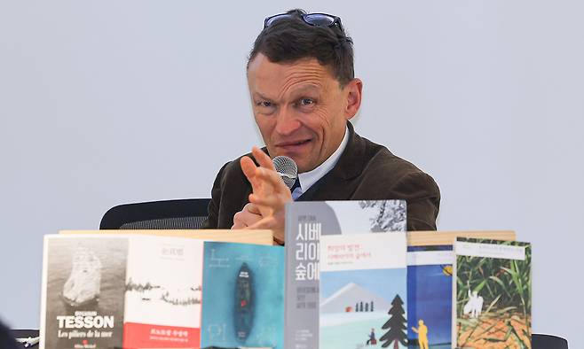 프랑스 출신의 세계적 여행작가이자 저널리스트 실뱅 테송이 18일 서울 서대문구 주한 프랑스대사관에서 열린 기자간담회에서 자신의 책을 앞에 두고 발언하고 있다. 연합뉴스