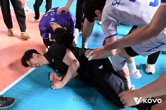 우리카드 선수들이 17일 대전 충무체육관에서 열린 진에어 2025~26 V리그 삼성화재전에서 승리하고 봄배구 진출을 확정한 뒤 박철우 감독대행을 눕히고 밟는 세리머니를 선보이고 있다. 2026.3.17 한국배구연맹 제공