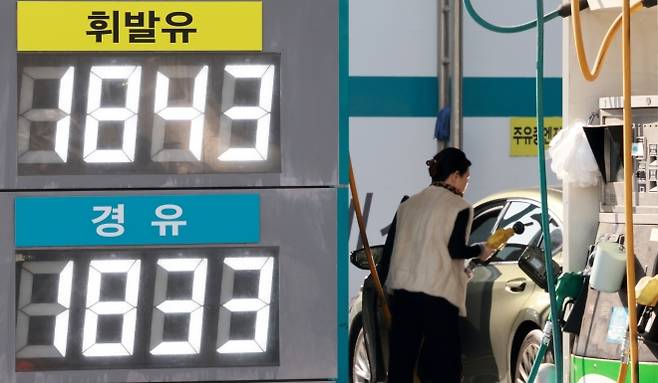 17일 한국은행이 발표한 ‘2026년 2월 수출입물가지수’에 따르면 지난달 수입물가는 145.39(2020=100)로 전월(143.74) 대비 1.1% 증가했다. 전년 동월과 비교하면 1.2% 상승했다. 수입물가는 2월 원·달러 환율이 하락했지만 중동의 지정학적 긴장으로 국제유가 상승과 같은 영향으로 광산품, 석탄 및 석유제품 등이 오르면서 상승한 것으로 나타났다. 사진은 이날 서울 시내의 한 주유소의 모습. 뉴스1