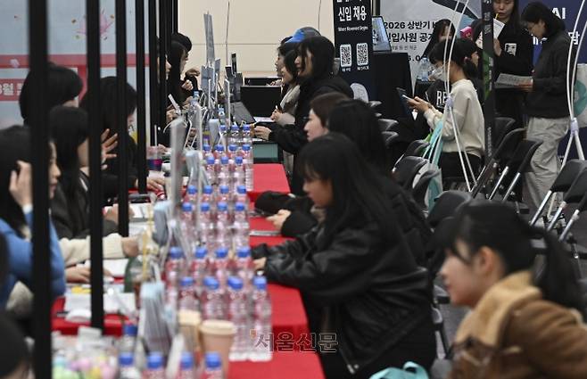 학생들이 ‘2026 상반기 이화여자대학교 잡페어’에서 구직 상담을 받고 있다. 이지훈 기자