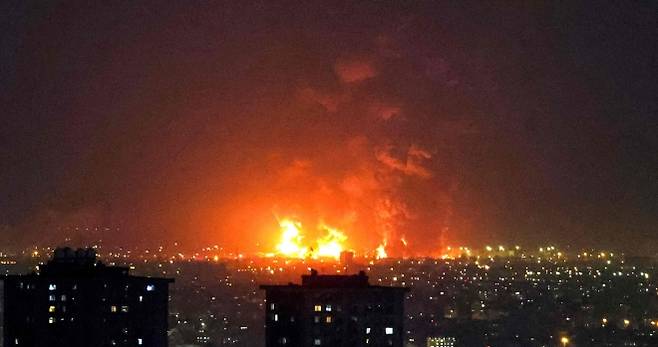 이란 테헤란 정유시설에서 7일(현지시간) 공습으로 인한 폭발과 화염이 치솟고 있다. 미국과 이스라엘은 지난달 28일 이란을 상대로 대규모 타격을 개시했고, 이란은 미사일 공격으로 대응하며 전면 충돌이 이어지고 있다. AFP 연합뉴스