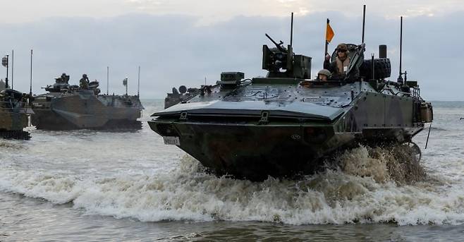 미 해병대와 일본 육상자위대 대원들이 4일(현지시간) 일본 오키나와에서 열린 연합훈련 ‘아이언 피스트 26’에서 상륙장갑차 기동 훈련을 하고 있다. 미 해병대 제공