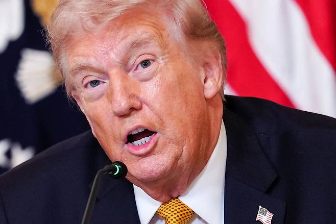 도널드 트럼프 미국 대통령이 16일(현지 시간) 백악관에서 트럼프·케네디센터 이사회와의 오찬을 앞두고 연 기자회견에서 “우리는 원유 수입의 1% 미만을 호르무즈 해협을 통해 들여오지만, 어떤 국가들은 훨씬 더 많은 양을 조달하고 있다”며 “일본은 95%, 중국은 90%, 한국은 35% 정도, 유럽은 상당한 양을 들여오므로 이들 국가가 나서서 해협 문제를 도와주기를 바란다”고 재차 촉구했다. EPA연합뉴스