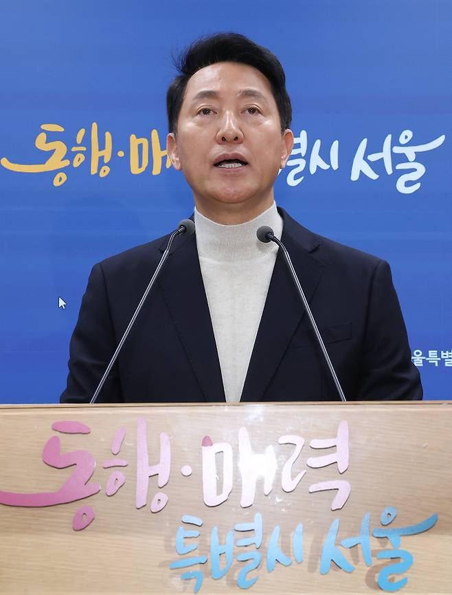 오세훈 서울시장이 17일 서울시청에서 기자회견을 열고 6·3 지방선거를 위한 당내 경선후보 등록 입장을 밝힌 뒤 극우 유튜버들과 절연하지 못하는 당 지도부를 비판하고 있다. 연합뉴스
