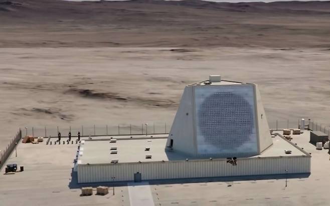 카타르 알우데이드 공군기지에 배치된 미군 AN/FPS-132 레이더. 사진 제공=미 국방부