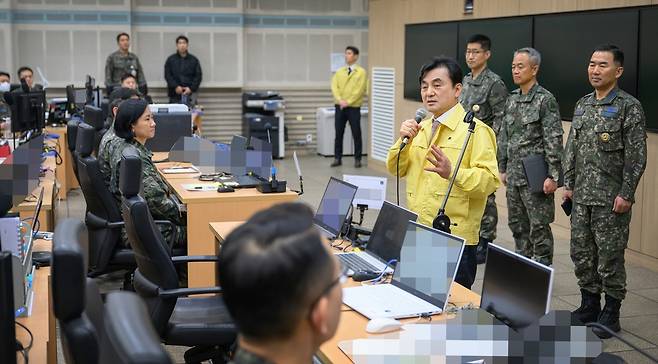 안규백 국방부 장관이 18일 오전 B-1 문서고를 방문해 2026년 자유의 방패(FS·Freedom Shield) 연습 현장을 점검하며 임무완수에 여념이 없는 장병들을 격려하고 있다. 사진 제공=국방부