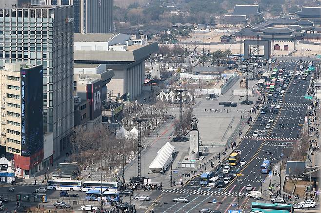 방탄소년단(BTS)의 광화문 공연을 나흘 앞둔 17일 서울 종로구 광화문광장에서 공연 준비작업이 이뤄지고 있다. 연합뉴스