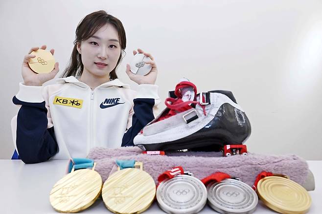 대한민국 여자 쇼트트랙 국가대표 최민정이 12일 서울 강남구 올댓스포츠에서 서울경제신문과의 인터뷰에 앞서 2018 평창 동계 올림픽과 2022 베이징 동계 올림픽에 이어 이번 2026 밀라노·코르티나담페초 동계 올림픽에서 따낸 메달을 들어보이고 있다. 조태형 기자