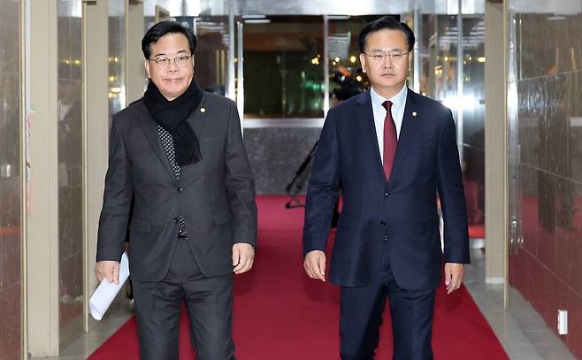 송언석 국민의힘 원내대표(왼쪽)와 유상범 원내운영수석부대표가 18일 국회 의장실을 항의 방문하고 있다. ⓒ연합뉴스