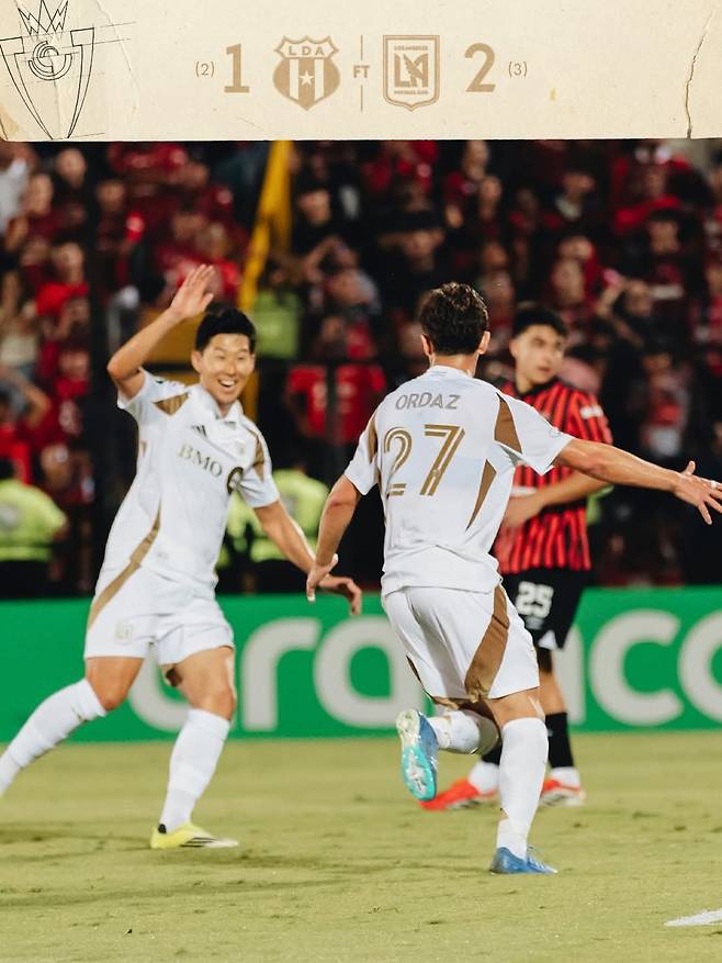 LAFC 손흥민(왼쪽)이 18일(한국시간) LD알라후엘렌세와 2026 CONCACAF 챔피언스컵 16강 2차전 원정경기서 후반 동점골을 터트린 오르다즈를 축하하고 있다. 사진출처｜LAFC 페이스북