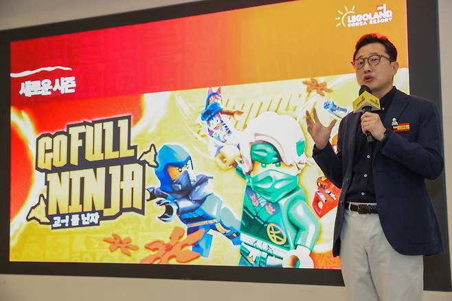 기자들에게 올해 레고랜드의 사업방향과 계획에 대해 설명하고 있는 이성호 멀린 엔터테인먼트 코리아 대표