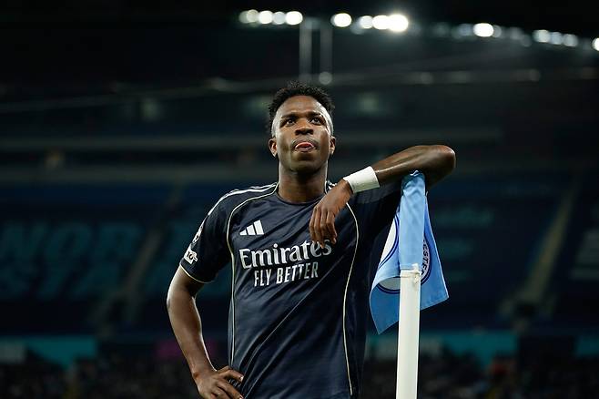 18일, 맨시티를 상대로 선제골을 넣은 레알 마드리드의 비니시우스 주니어가 코너 플래그에서 환호하고 있다. AP연합뉴스