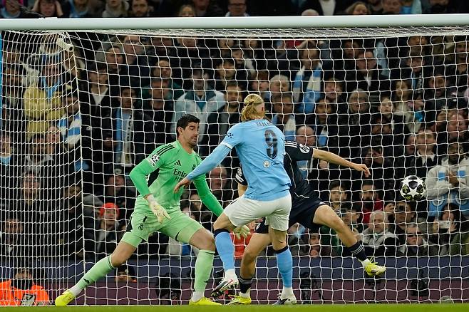 맨체스터 시티의 엘링 홀란드가 레알 마드리드 상대로 팀의 첫 골을 넣고 있다. AP연합뉴스