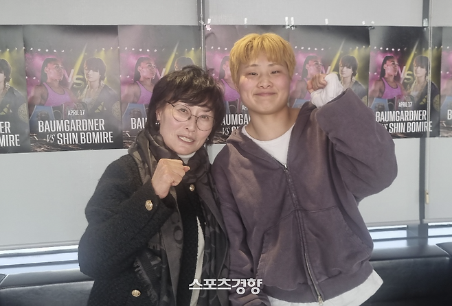 대한체육회 성평등위원회 신정희 위원장이 신보미레를 격려한 뒤 밝은 표정으로 함께 사진을 찍고 있다. 김세훈 기자