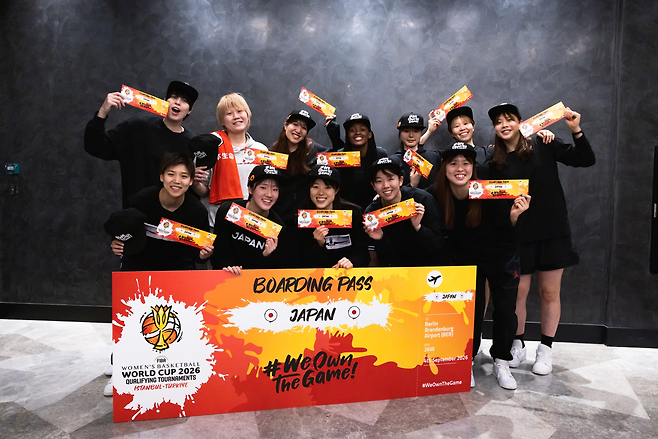 일본 여자농구 대표팀 선수들이 18일 월드컵 본선에 성공한 뒤 기뻐하고 있다. FIBA 홈페이지