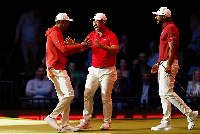 스크린골프 리그 TGL 주피터 링크스 GC에서 뛰고 있는 김주형(가운데)이 18일 열린 보스턴 커먼 골프와의 플레이오프 준결승에서 승리가 확정된 뒤 타이거 우즈(왼쪽) 등 동료들과 함께 환호하고 있다. TGL 홈페이지 캡처