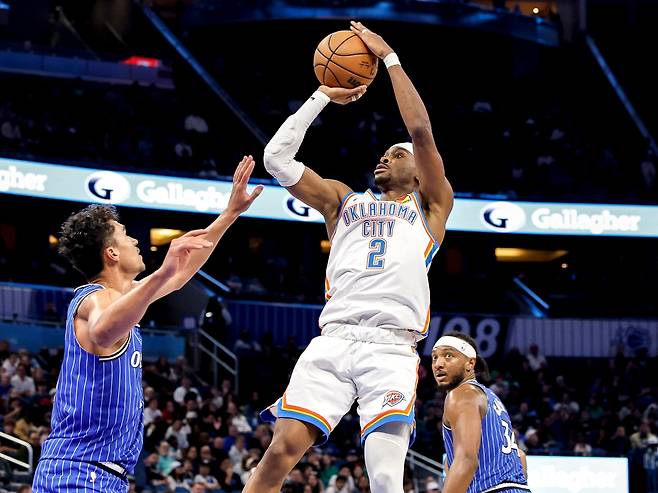 샤이 길저스-알렉산더가 18일 미국 플로리다주 올랜도의 기아 센터에서 열린 올랜도 매직과 2025~2026 미국프로농구 정규리그 원정 경기에서 슛을 하고 있다.    올랜도 | AFP연합뉴스