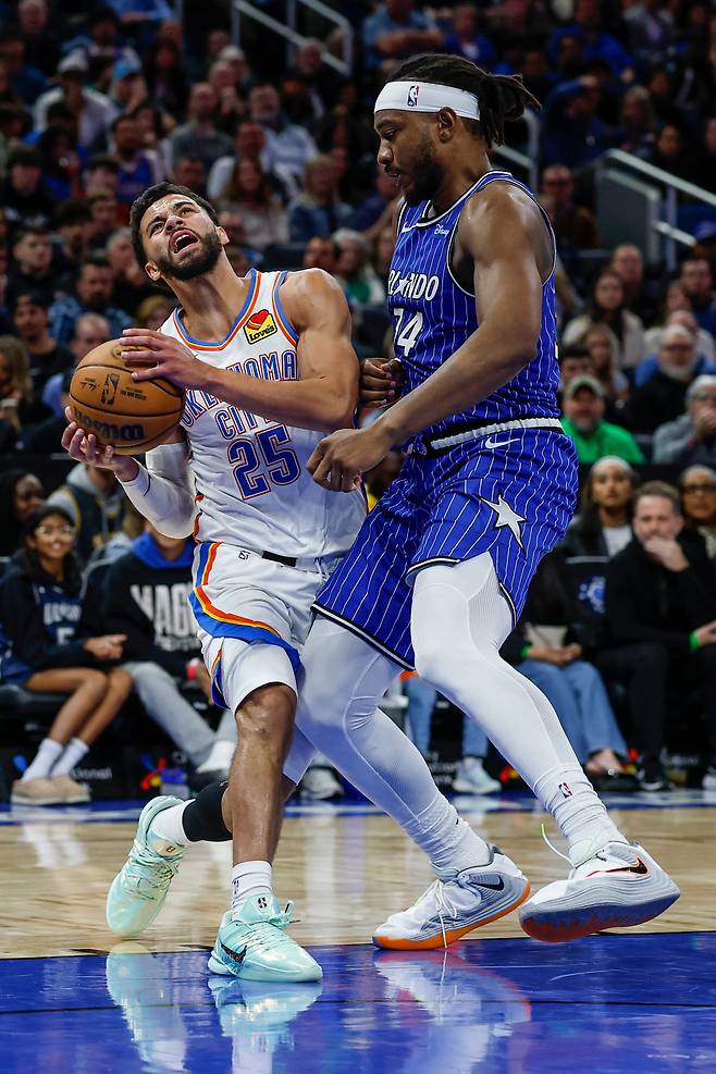 에이제이 미첼(왼쪽)이 18일 미국 플로리다주 올랜도의 기아 센터에서 열린 올랜도 매직과 2025~2026 미국프로농구 정규리그 원정 경기에서 파울을 당하고 있다.    올랜도 | AP연합뉴스