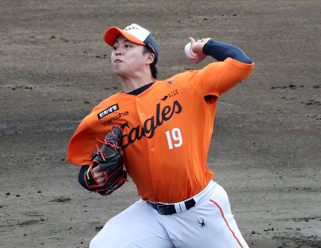 3일 일본 오키나와 온나손 아카마 구장에서 열린 프로야구 한화 이글스와 삼성 라이온즈의 연습경기. 선발투수로 나선 한화 왕옌청이 역투하고 있다. 2026.3.3 연합뉴스