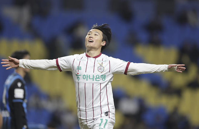 대전 엄원상이 18일 팀의 세번째골을 넣은 뒤 세리머니를 하고 있다. 프로축구연맹