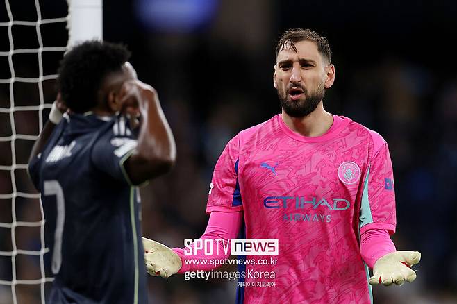 ▲ 역전 드라마를 꿈꿨던 맨시티는 끝내 침묵으로 귀결됐다. 70분 가까이 10명으로 버틴 맨시티 선수들은 고개를 떨궜다. 적지에서도 완승을 거두며 맨시티 천적으로 군림한 레알은 가장 강력한 우승후보임을 입증했다.