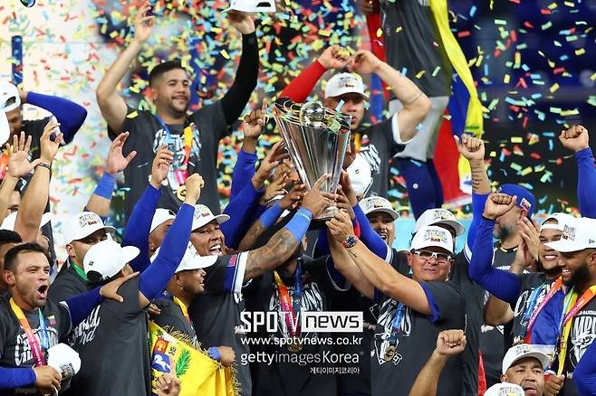 ▲ 베네수엘라가 월드베이스볼클래식(WBC) 결승전에서 미국을 3-2로 무너뜨리며 첫 우승 트로피를 들어올렸다.
