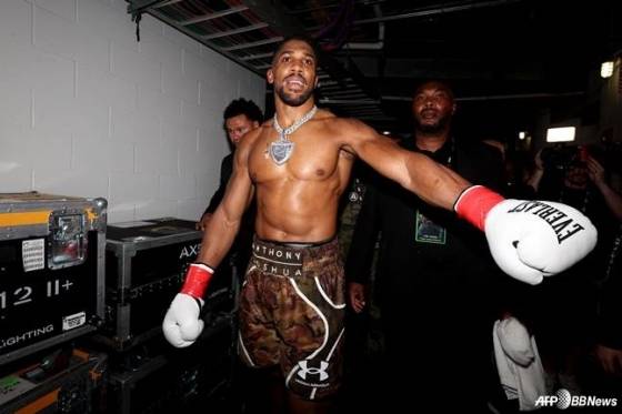 앤서니 조슈아가 미국 마이애미 카세야 센터에서 열린 프로복싱 헤비급 3분 8라운드 경기를 위해 링으로 향하고 있다. /AFPBBNews=뉴스1
