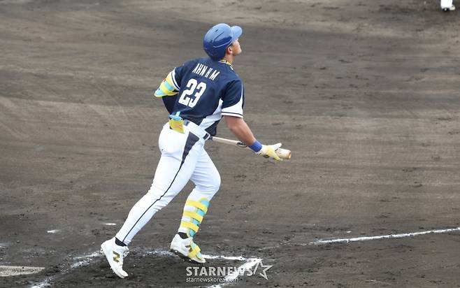 WBC대표팀이 20일 일본 오키나와 온나손 아카마 구장에서 삼성 라이온즈와 연습경기를 진행했다.  대표팀 안현민이 타격을 한 후 공의 궤적을 바라보고 있다. /사진=김진경 대기자
