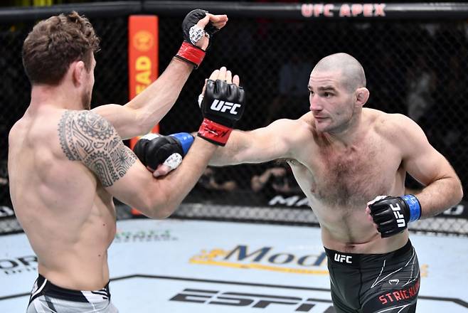 션 스트릭랜드(오른쪽)가 오른손 잽을 날리고 있다. /사진=UFC 제공