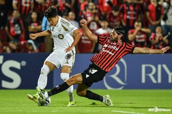 손흥민(왼쪽)이 18일 오전 10시(한국시간) 코스타리카 알라후엘라의 에스타디오 알레한드로 모레라 소토에서 열린 2026 북중미카리브축구연맹(CONCACACF) 챔피언스컵 16강 2차전 도중 크로스를 시도하고 있다. 이를 저지하는 살라자르. /AFPBBNews=뉴스1