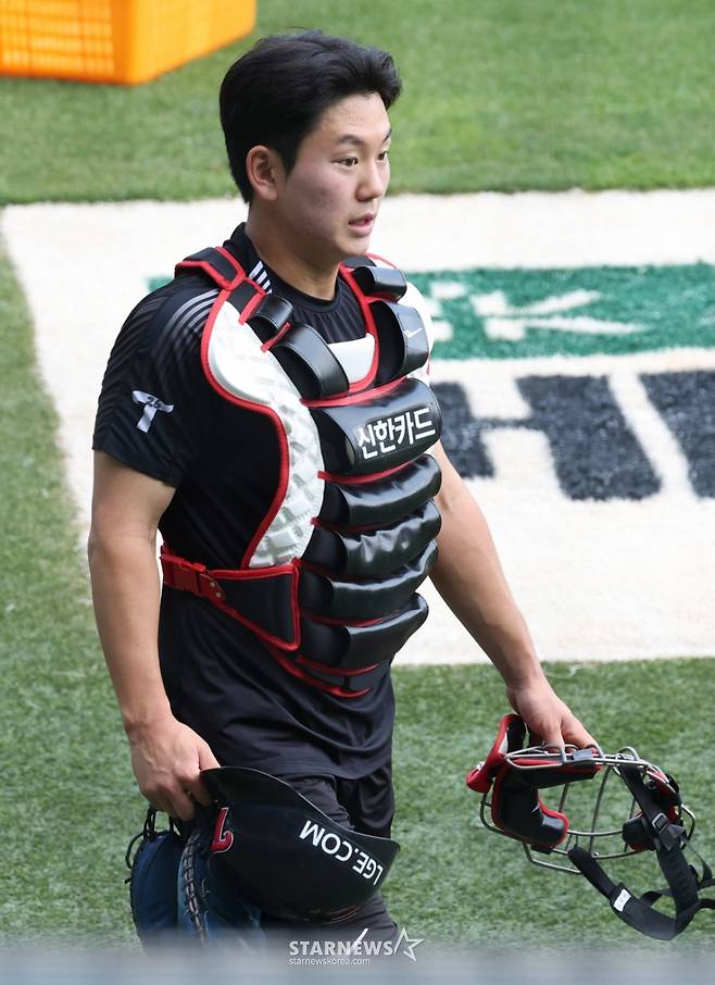 2025 신한 SOL Bank KBO리그 LG 트윈스 대 SSG 랜더스 경기가 10일 서울 잠실야구장에서 열렸다.  LG 이주헌이 송구 훈련을 마치고 타격을 위해 이동하고 있다. /사진=김진경 대기자