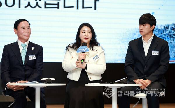 【발리볼코리아닷컴(수원)=김경수 기자】18일(수) 경기도 수원시 영통구 경기도서관에서 열린 '경기도 문화·체육정책 비전 선포식' 에서 부천시 체육회 박채림 팀장이 참석한 패널들과 이야기를 하고 있다.2026.3.18.