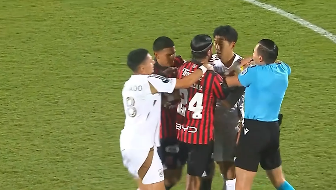 2026 국제축구연맹(FIFA) 북중미 월드컵을 앞둔 손흥민(LAFC)에게 '살인태클 주의보'가 내려졌다. 최근 들어 손흥민 견제 방식이 더욱 거칠어지고 있기 때문이다. 손흥민은 여전히 한국 대표팀 공격의 중심이다. 상대가 가장 먼저 견제해야 할 선수다. 국가 간 경쟁 대회인 월드컵에서 비슷한 태클, 비슷한 방식의 견제는 계속 나올 수밖에 없다. 월드컵에서는 오히려 지금보다 더 노골적일 수 있다. SNS