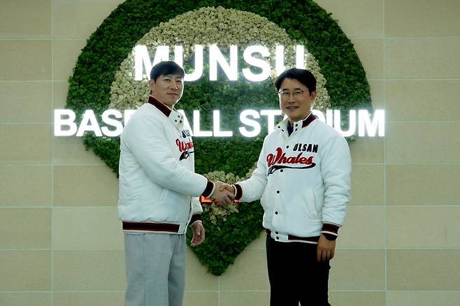 소속팀 없이 개인 운동을 소화하던 베테랑 좌완투수 고효준이 18일 KBO 퓨처스리그 시민구단 울산 웨일즈에 입단했다. 울산 웨일즈는 풍부한 경험과 노하우를 갖춘 고효준이 불펜 운영의 안정감을 더해줄 것으로 기대한다. 울산 웨일즈