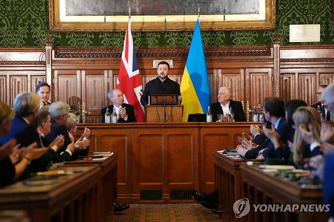 17일(현지시간) 영국 의회에서 연설하는 젤렌스키 대통령 [AP 연합뉴스. 재판매 및 DB 금지]