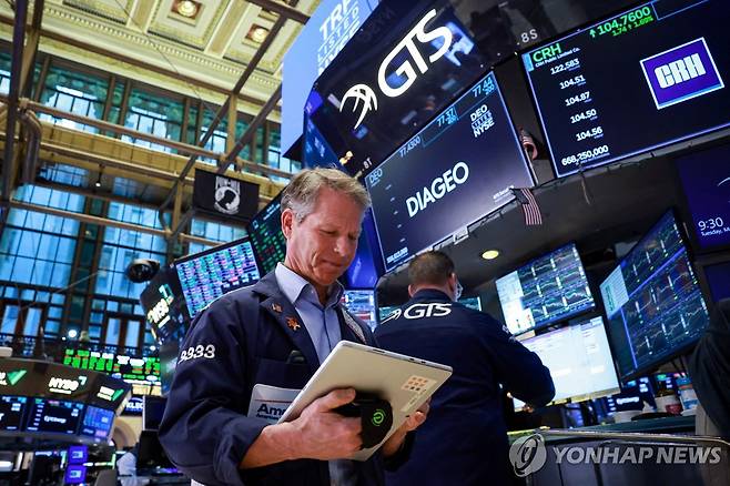 17일(현지시간) 미국 뉴욕증권거래소의 트레이더 [로이터=연합뉴스]