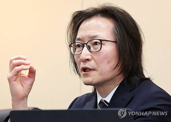 질문에 답변하는 주병기 공정거래위원장 (서울=연합뉴스) 김주형 기자 = 주병기 공정거래위원장이 서울 중구 대한상공회의소 내 한국공정거래조정원에서 연합뉴스와 인터뷰하고 있다. 2026.3.18 kjhpress@yna.co.kr