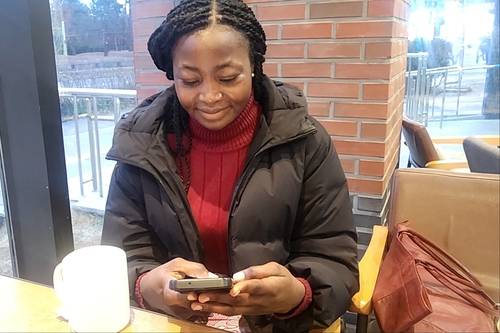 인터뷰 중 스마트폰으로 가나 관련 정보를 찾아보는 에스더 씨 [촬영 박세진]