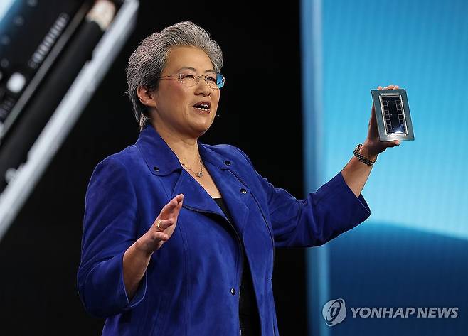 AI 칩 들어 보이는 리사 수 AMD CEO (라스베이거스=연합뉴스) 김성민 기자 = 리사 수 AMD CEO가 CES 개막을 하루 앞둔 5일(현지시간) 미국 라스베이거스 베네시안 호텔에서 키노트 연설하며 AI 칩을 들고 있다. 2026.1.6 ksm7976@yna.co.kr