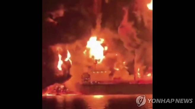 이라크 해안에서 불에 타고 있는 유조선 [AFP=연합뉴스 자료사진. 재판매 및 DB 금지]