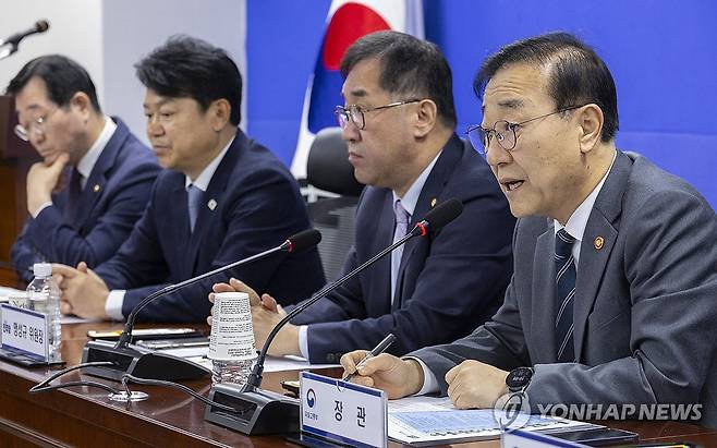 국토부-국토위 당정 협의에서 부동산 정책 속도 말하는 김윤덕 국토부 장관 (서울=연합뉴스) 황광모 기자 = 김윤덕 국토교통부 장관이 18일 국회 의원회관에서 열린 국토부-국토해양위 당정 협의에서 신속한 부동산 정책 마련을 강조하는 인사말을 하고 있다. 2026.3.18 hkmpooh@yna.co.kr