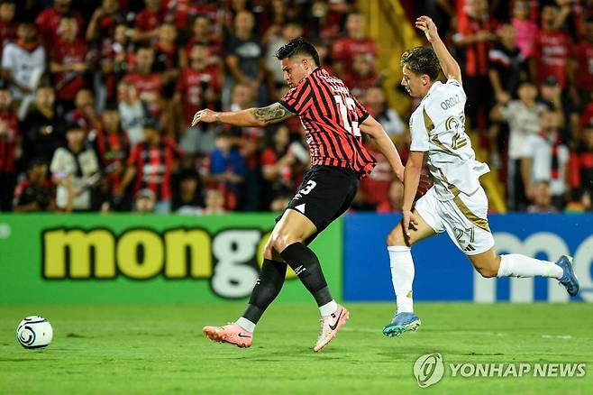 LAFC 네이선 오르다스(오른쪽)와 상대 알렉시스 감보아의 경합 [AFP=연합뉴스]
